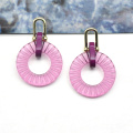 Boucles d&#39;oreilles laser à forme rond acrylique de couleur violette personnalisée